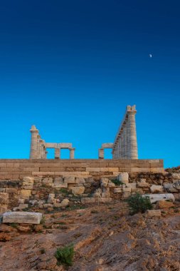 Gün batımında Cape Sounion 'daki Poseidon Tapınağı, Yunanistan' daki Ege Denizi üzerinde.