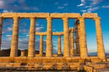 Gün batımında Cape Sounion 'daki Poseidon Tapınağı, Yunanistan' daki Ege Denizi üzerinde.