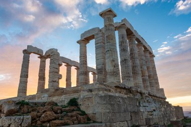 Gün batımında Cape Sounion 'daki Poseidon Tapınağı, Yunanistan' daki Ege Denizi üzerinde.