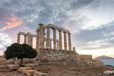 Gün batımında Cape Sounion 'daki Poseidon Tapınağı, Yunanistan' daki Ege Denizi üzerinde.