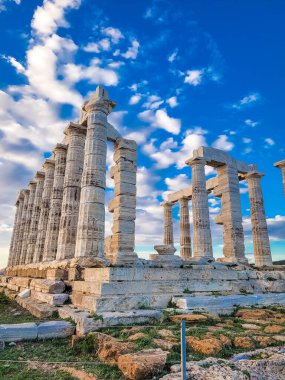 Gün batımında Cape Sounion 'daki Poseidon Tapınağı, Yunanistan' daki Ege Denizi üzerinde.