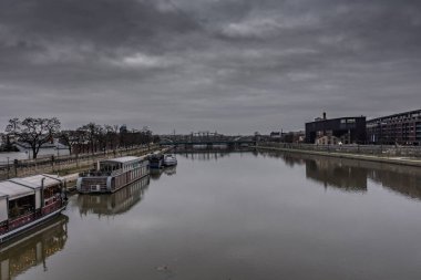 KRAKOW, POLAND, 7 HAZİRAN 2022: Vistula Nehri manzarası