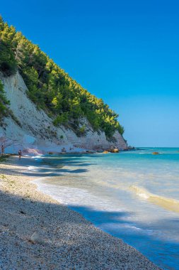 SIROLO, İtalya, 23 HAZİRAN 2021: Marche Bölgesi 'ndeki Conero Dağı' nın aşağısındaki güzel Sassi Neri Sahili