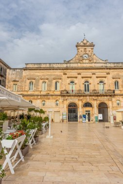 OSTUNI, APULIA, 11 AĞUSTOS 2021: Kasaba merkezinin ana meydanı