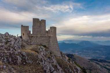 CALASCIO, İtalya, 8 AĞUSTOS 2021: Gran Sasso Ulusal Parkı 'ndaki Rocca Calascio Kalesi, Abruzzo