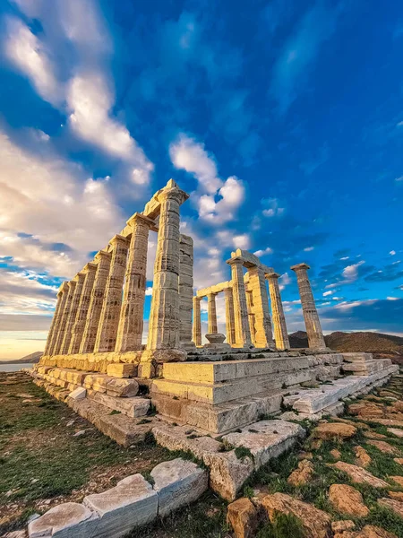 Gün batımında Cape Sounion 'daki Poseidon Tapınağı, Yunanistan' daki Ege Denizi üzerinde.