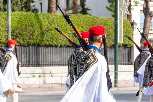 ATİNA, GREECE, 12 ARALIK 2021: Yunan parlamentosunda geleneksel muhafız değişimi töreni