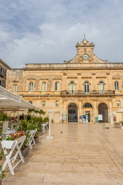 OSTUNI, APULIA, 11 AĞUSTOS 2021: Kasaba merkezinin ana meydanı