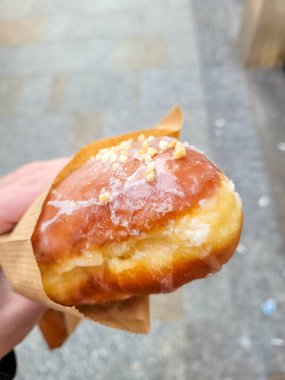 Polonya, Krakow sokaklarında kremalı bir çörek.