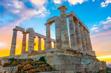 Gün batımında Cape Sounion 'daki Poseidon Tapınağı, Yunanistan' daki Ege Denizi üzerinde.