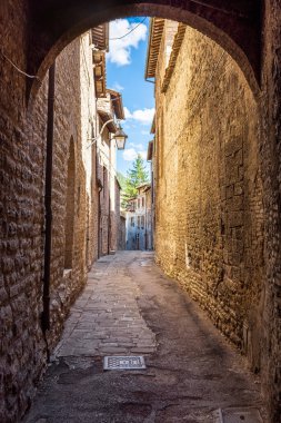 İtalya 'nın orta kesimindeki Umbria kasabası Gubbio' nun tarihi merkezinde ortaçağ caddesi.