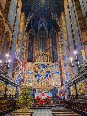 KRAKOW, POLAND, 7 HAZİRAN 2022: St Mary Bazilikasının İçi