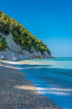 SIROLO, İtalya, 23 HAZİRAN 2021: Marche Bölgesi 'ndeki Conero Dağı' nın aşağısındaki güzel Sassi Neri Sahili