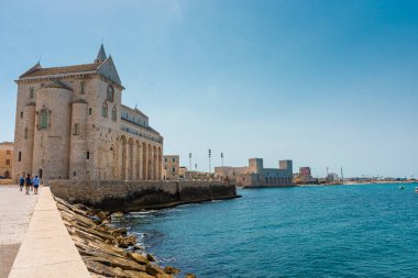 TRANI, İtalya, 10 AĞUSTOS 2021: Adriyatik Denizi üzerindeki Trani Katedrali