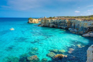 SALENTO, İtalya, 11 AĞUSTOS 2021: Apulia 'nın güzel kristal berraklığı kayalıklardan ve Sant' Andrea 'nın deniz yığınlarından