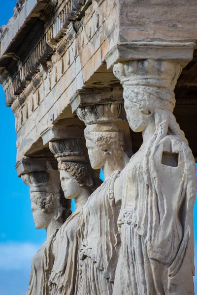 Yunanistan 'ın başkenti Atina' daki Caryatides ve kadın heykelleri