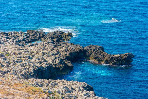 Porto 'nun kayalıklarında güzel bir deniz. Doğa koruma alanı, Apulia, İtalya.