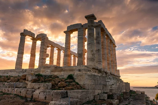 Gün batımında Cape Sounion 'daki Poseidon Tapınağı, Yunanistan' daki Ege Denizi üzerinde.