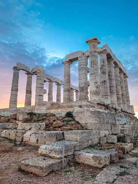 Gün batımında Cape Sounion 'daki Poseidon Tapınağı, Yunanistan' daki Ege Denizi üzerinde.