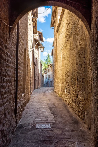 İtalya 'nın orta kesimindeki Umbria kasabası Gubbio' nun tarihi merkezinde ortaçağ caddesi.