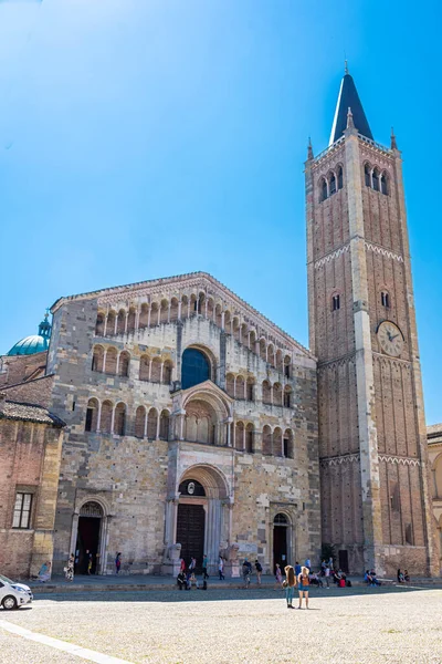PARMA, İtalya, 13 HAZİRAN 2021: Katedral ve Baptistery ile Parma 'nın ana meydanı