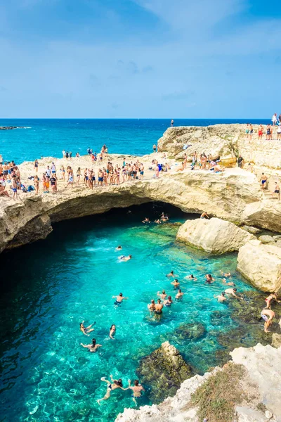 Salento Olaszország August 2021 Emberek Búvárkodás Kristálytiszta Víz Grotta Della — Stock Fotó