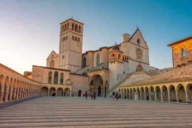 ASSISI, ITALY, 6 AĞUSTOS 2021: San Francesco Bazilikası üzerinde gün batımı, en önemli Katolik kiliselerinden biri