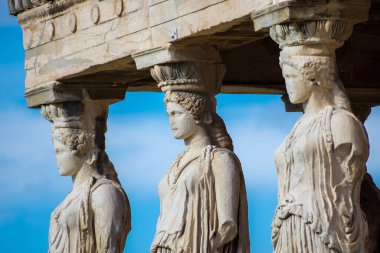 Yunanistan 'ın başkenti Atina' daki Caryatides ve kadın heykelleri