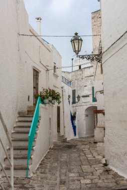 İtalya 'nın Ostuni şehrinin tarihi merkezinde güzel ve rahat beyaz sokaklar