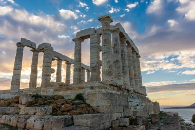 Gün batımında Cape Sounion 'daki Poseidon Tapınağı, Yunanistan' daki Ege Denizi üzerinde.