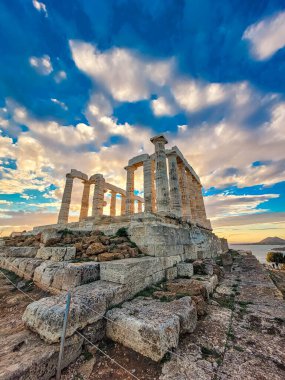 Gün batımında Cape Sounion 'daki Poseidon Tapınağı, Yunanistan' daki Ege Denizi üzerinde.