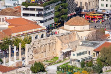 ATHENS, GREECE, 12 ARALIK 2021: Monastiraki Meydanı