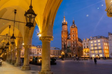 KRAKOW, POLAND, 7 HAZİRAN 2022: Rynek Glowny Meydanı 'ndaki St. Mary Bazilikası