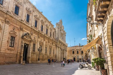 LECCE, ITALY, 19 AĞUSTOS 2021: Tarihi merkezde Santa Croce Meydanı