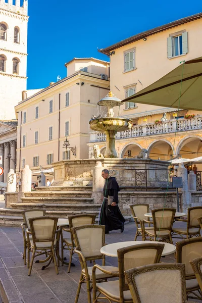 Assisi Italy August 2021 Catholic Priest Walking Historic Center — 스톡 사진