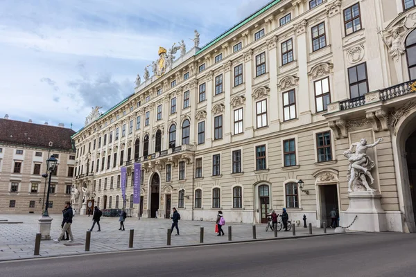 Wiedeń Austria Luty 2022 Osoby Spacerujące Pobliżu Hofburga — Zdjęcie stockowe