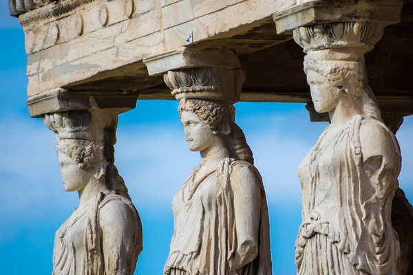 Yunanistan 'ın başkenti Atina' daki Caryatides ve kadın heykelleri
