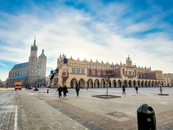KRAKOW, POLAND, 7 HAZİRAN 2022: Pazar meydanının güzel manzarası