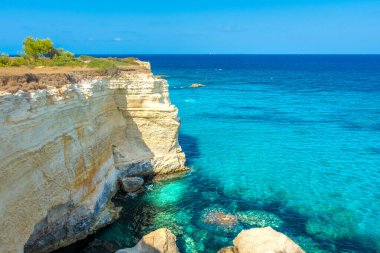Salento, Apulia, İtalya 'nın berrak sularında Sant' Andrea 'nın güzel kayalıkları ve deniz yığınları
