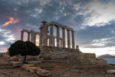 Gün batımında Cape Sounion 'daki Poseidon Tapınağı, Yunanistan' daki Ege Denizi üzerinde.