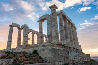 Gün batımında Cape Sounion 'daki Poseidon Tapınağı, Yunanistan' daki Ege Denizi üzerinde.