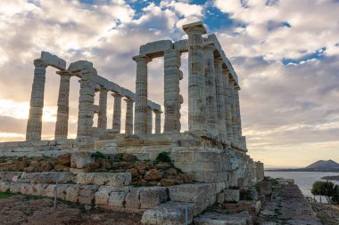 Gün batımında Cape Sounion 'daki Poseidon Tapınağı, Yunanistan' daki Ege Denizi üzerinde.