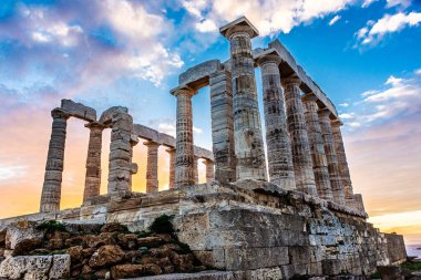 Gün batımında Cape Sounion 'daki Poseidon Tapınağı, Yunanistan' daki Ege Denizi üzerinde.
