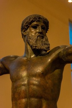 ATENS, GREECE, 12 ARALIK 2021: Ulusal arkeoloji müzesinde Zeus veya Poseidon 'un bronz heykeli