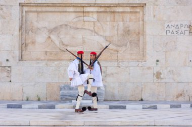 ATİNA, GREECE, 12 ARALIK 2021: Atina 'nın ulusal parlamento önündeki geleneksel muhafız değişimi