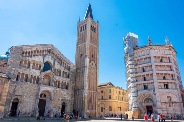 PARMA, İtalya, 13 HAZİRAN 2021: Katedral ve Baptistery ile Parma 'nın ana meydanı