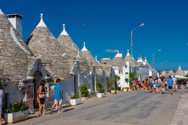 ALBEROBELLO, İtalya, 19 AĞUSTOS 2021: Alberobello 'da, Puglia, güney İtalya' da tipik evleri 