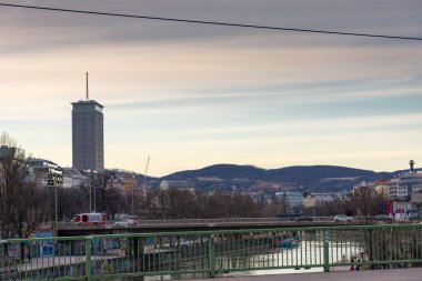 VIENNA, AUSTRIA, 19 Şubat 2022: Viyana, Avusturya 'da Tuna Nehri üzerindeki köprü