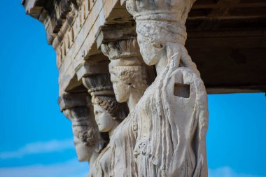 Yunanistan 'ın başkenti Atina' daki Caryatides ve kadın heykelleri