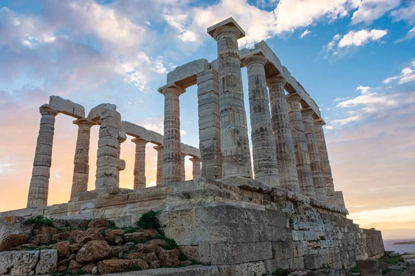 Gün batımında Cape Sounion 'daki Poseidon Tapınağı, Yunanistan' daki Ege Denizi üzerinde.